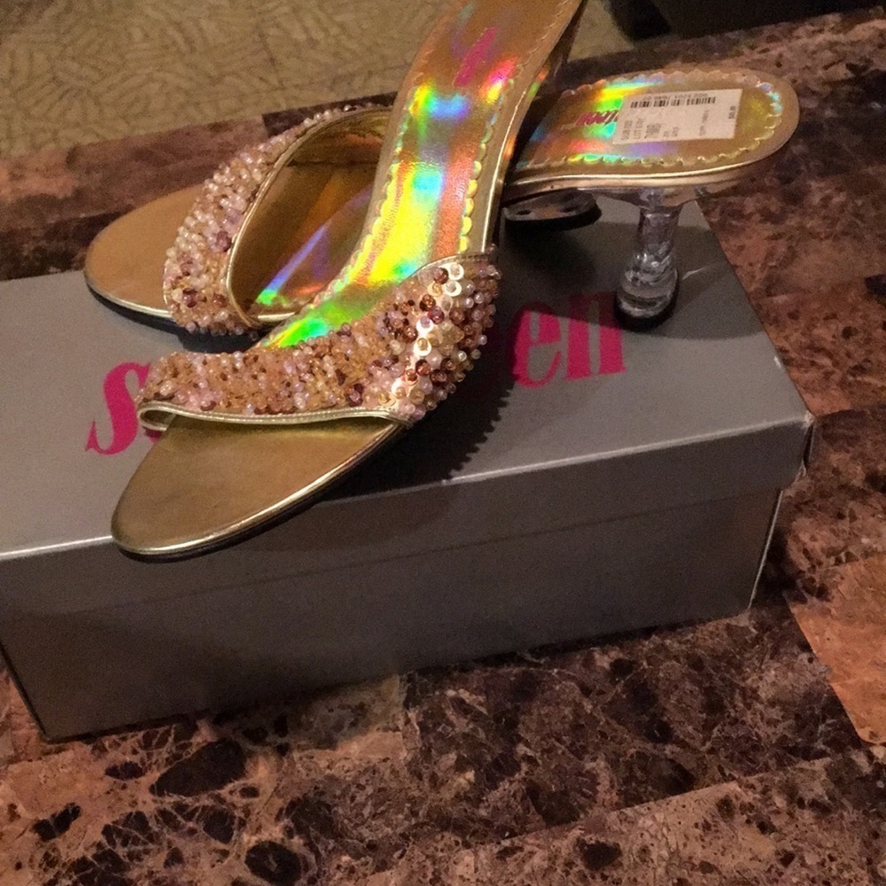 Shoes - Picture 2 of 3